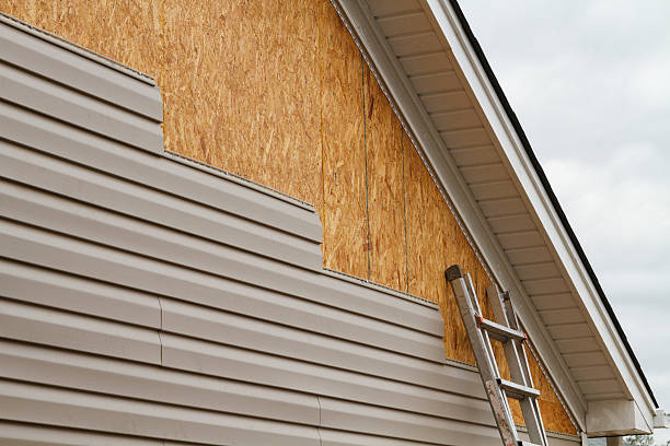 Professional Siding Replacement technician working in Mechanicsville, VA